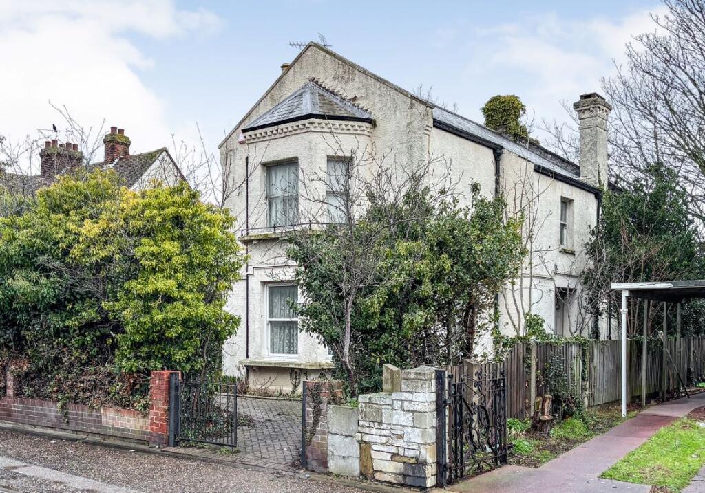 Main image of property: 106 Pier Avenue, Clacton-on-Sea, Essex, CO15 1NJ