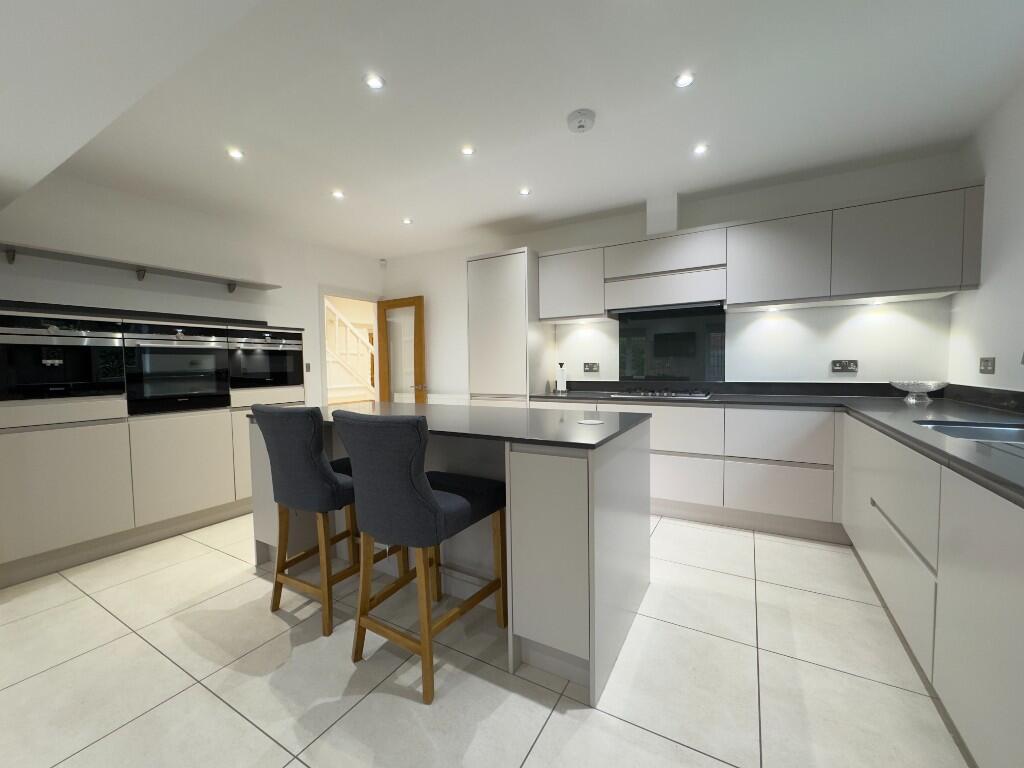 Main image of property: Bramcote, NG9