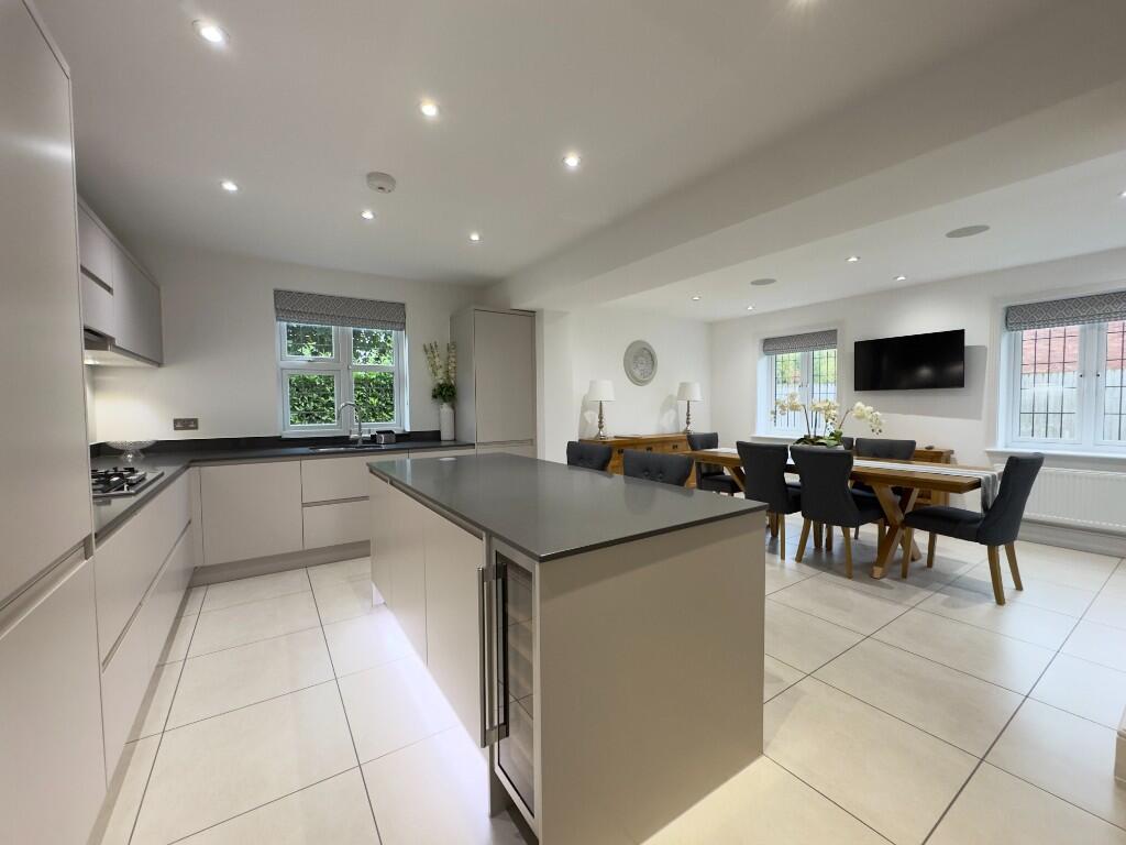 Main image of property: Bramcote, NG9
