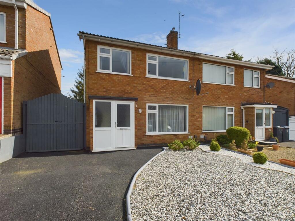 3 bedroom semidetached house for sale in Bearsden Crescent, Hinckley, LE10