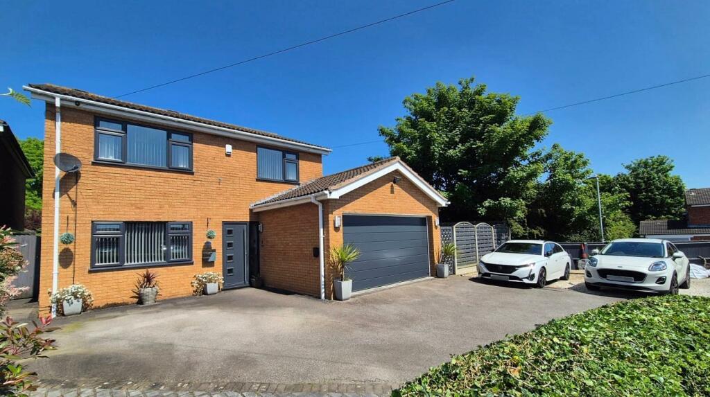 4 bedroom detached house for sale in Outlands Drive, Hinckley, LE10