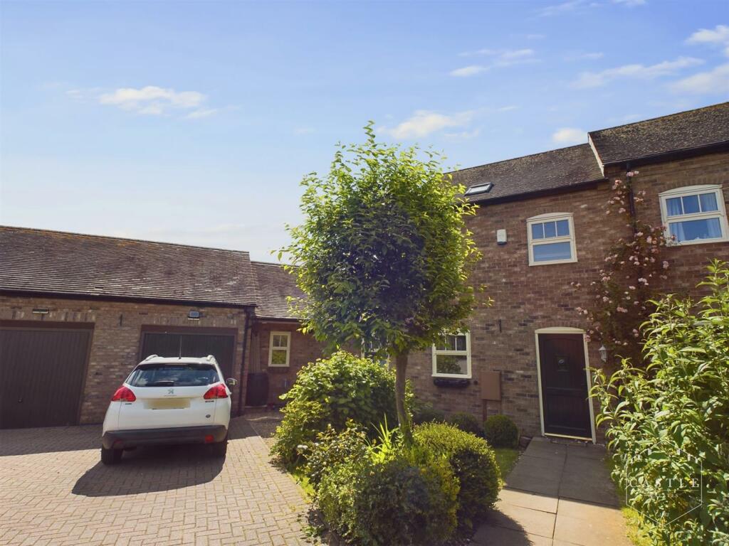 3 bedroom terraced house for sale in Ivens Close, Barwell, Leicester, LE9