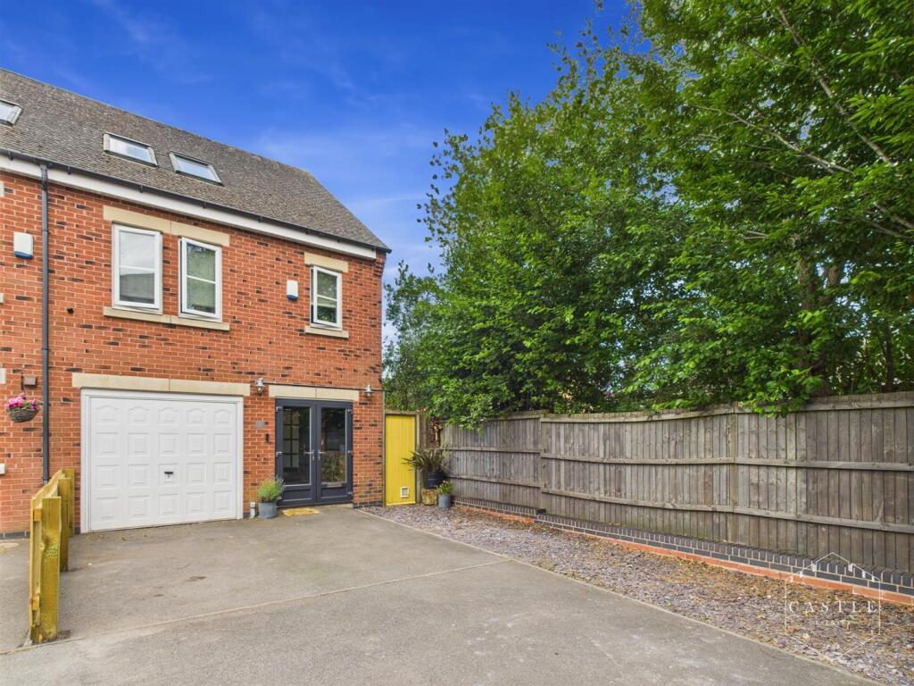 4 bedroom semi-detached house