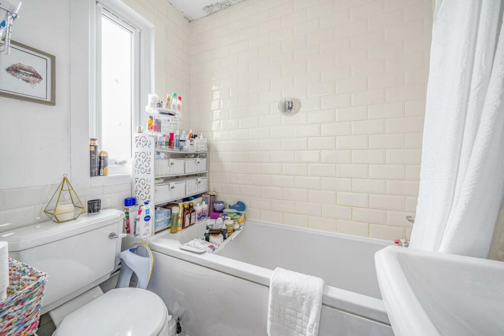 Studio flat for sale in Preston Close, Borough, SE1