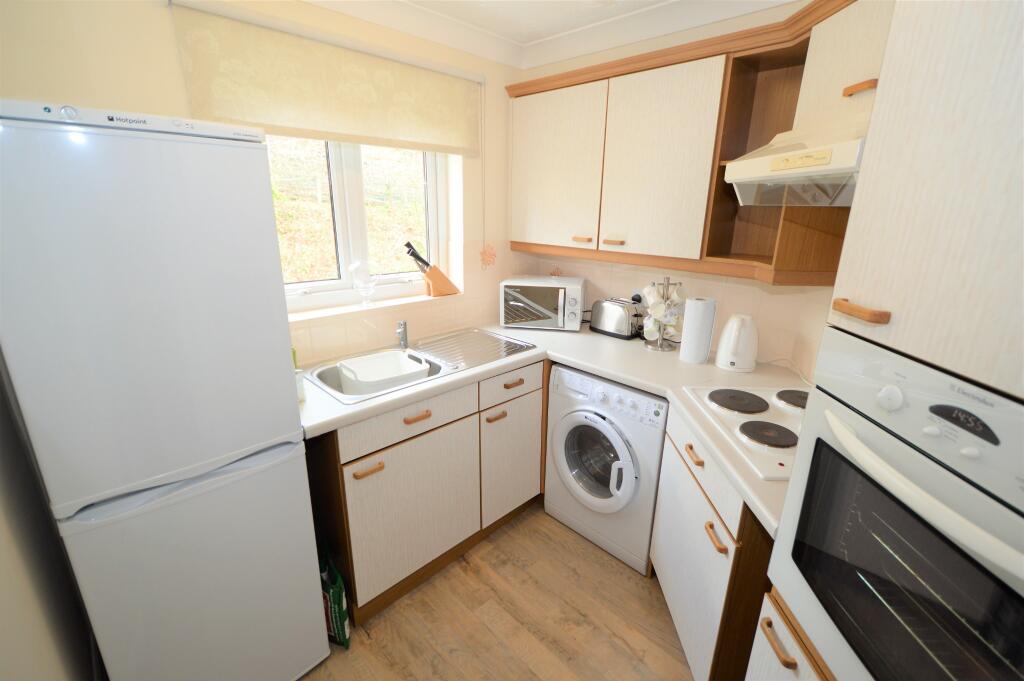 1 bedroom retirement property for sale in Hart Dene Court, Bagshot, GU19