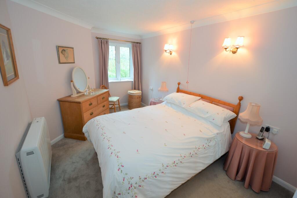 1 bedroom retirement property for sale in Hart Dene Court, Bagshot, GU19