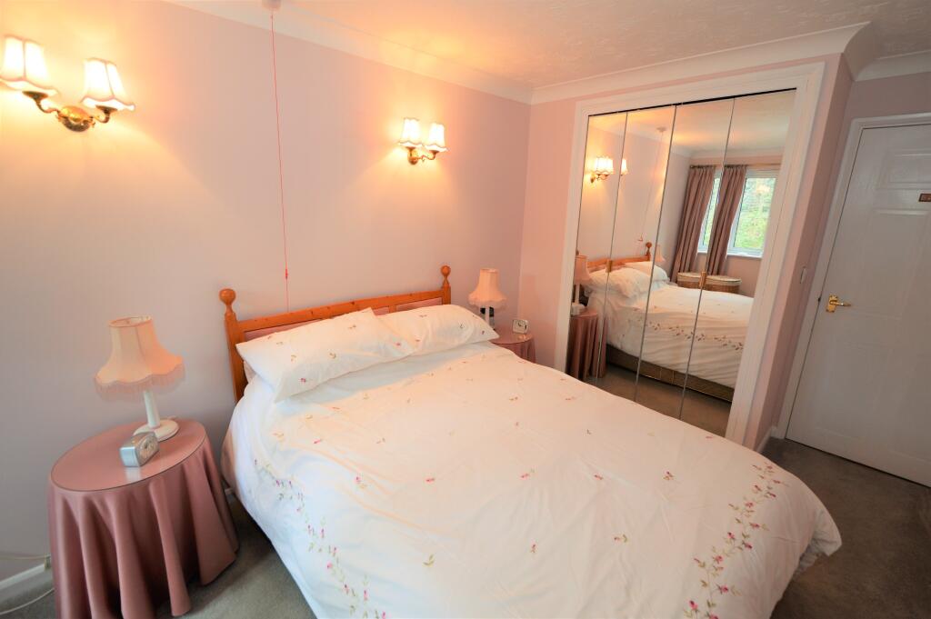 1 bedroom retirement property for sale in Hart Dene Court, Bagshot, GU19