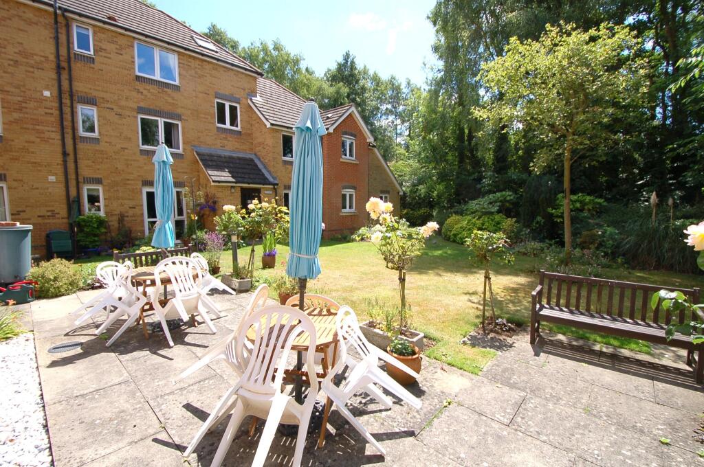 1 bedroom retirement property for sale in Hart Dene Court, Bagshot, GU19