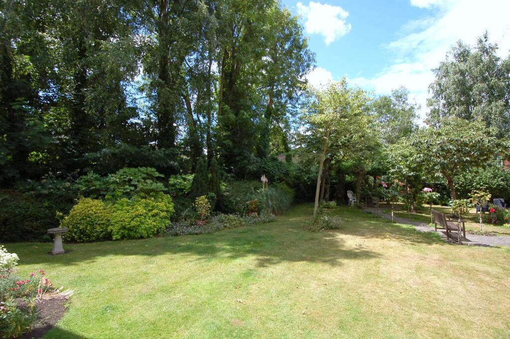 1 bedroom retirement property for sale in Hart Dene Court, Bagshot, GU19