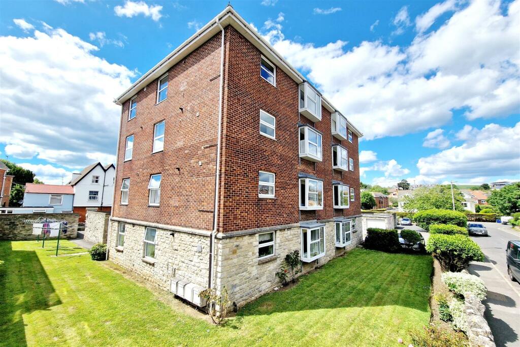 3 bedroom apartment for sale in Rocquaine Court, Ilminster Road