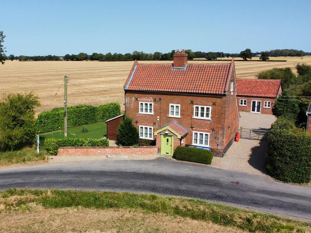 4 bedroom detached house for sale in Low Street, Ilketshall St Margaret