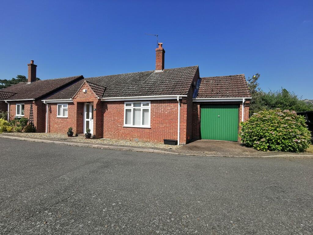 2 bedroom semidetached bungalow for sale in Woods Close, Ditchingham, NR35