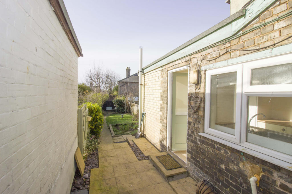 3 bedroom terraced house for rent in Newmans Road, Sudbury, Suffolk, CO10