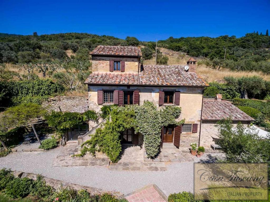 4 bedroom farm house for sale in Cortona, Tuscany, Italy