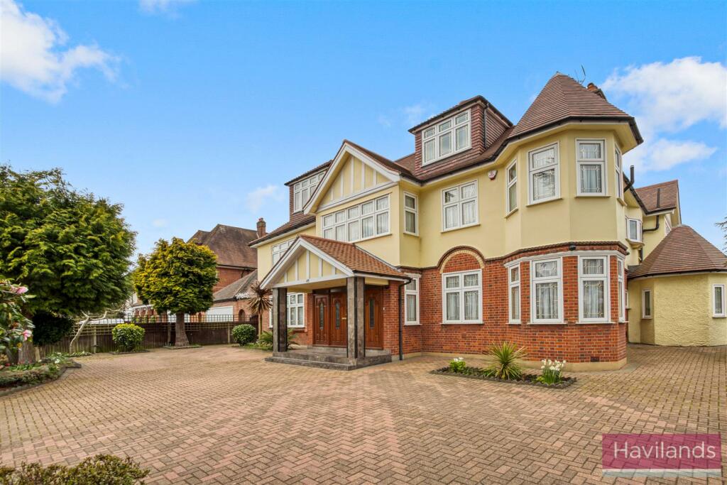7 bedroom detached house for sale in Broad Walk, Winchmore Hill, N21