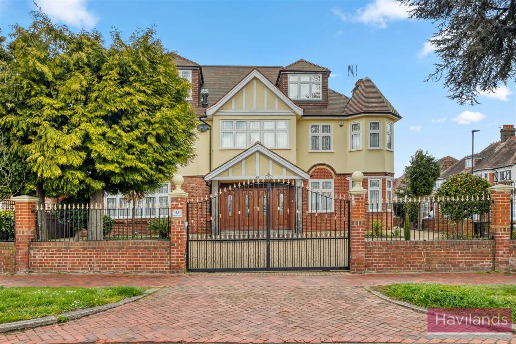 7 bedroom detached house for sale in Broad Walk, Winchmore Hill, N21