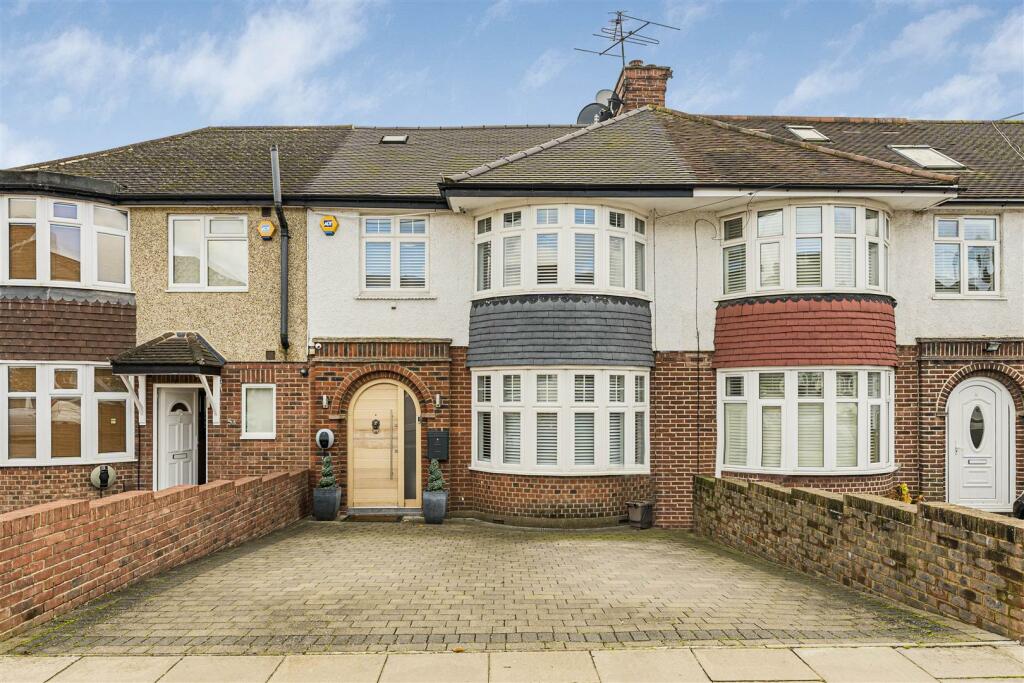 4 bedroom house for sale in Charter Way, London, N14