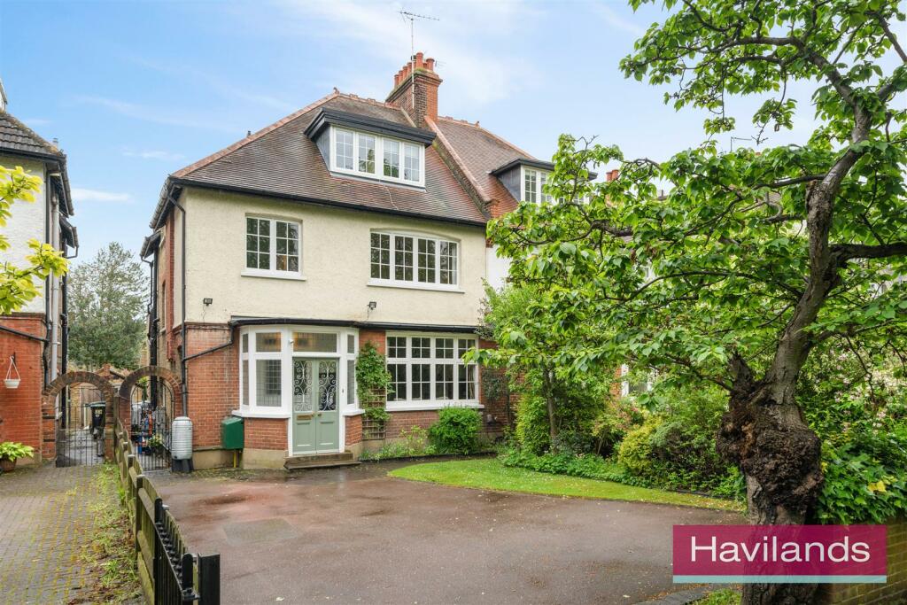 6 bedroom semidetached house for sale in Wellington Road, Enfield, EN1