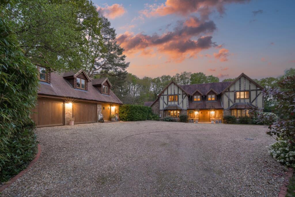 5 bedroom detached house for sale in Wick Hill Lane, Finchampstead, RG40