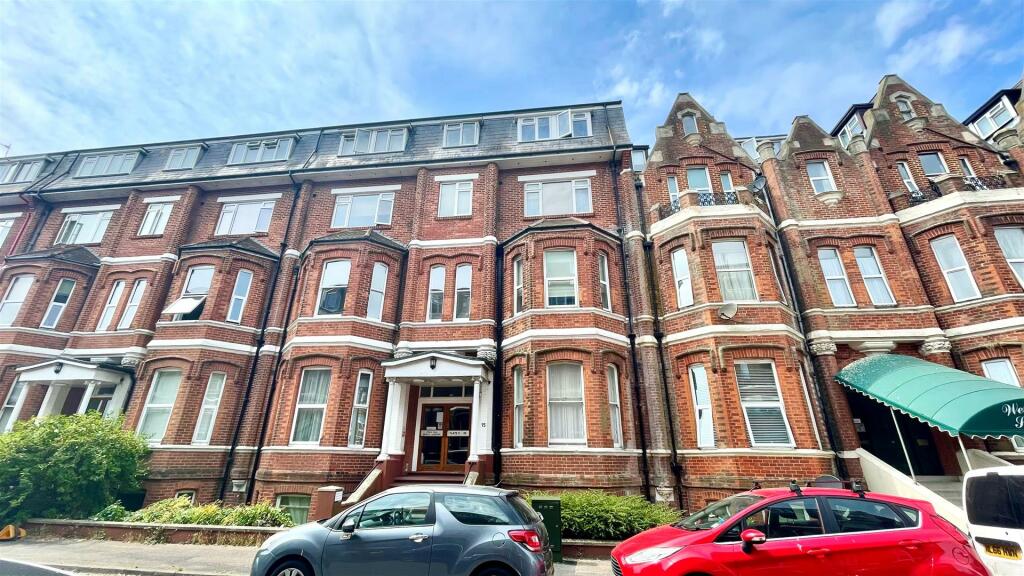 Studio flat for sale in ** Next To The Beach ** 1517 Durley Gardens