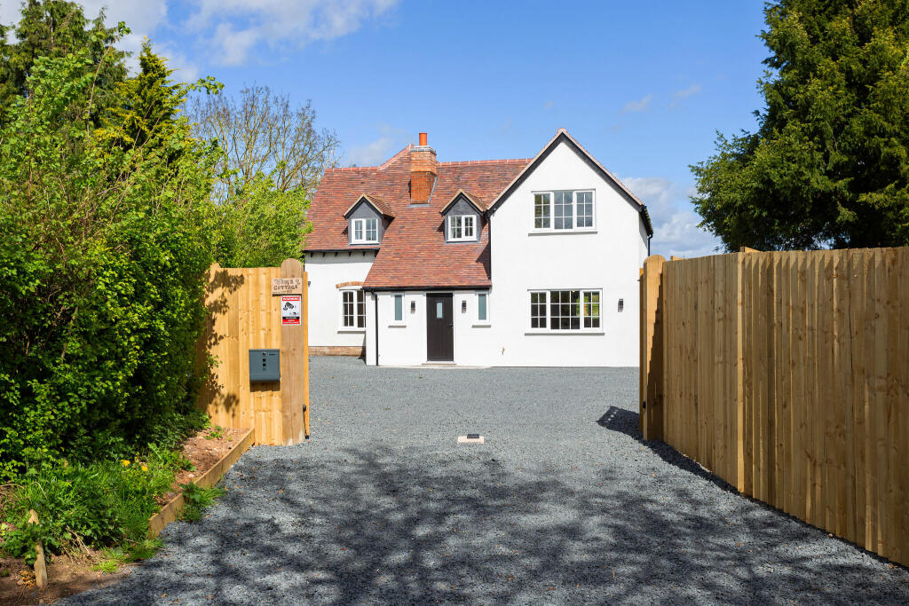 4 bedroom detached house for sale in Broom Lane, Dunnington, B49