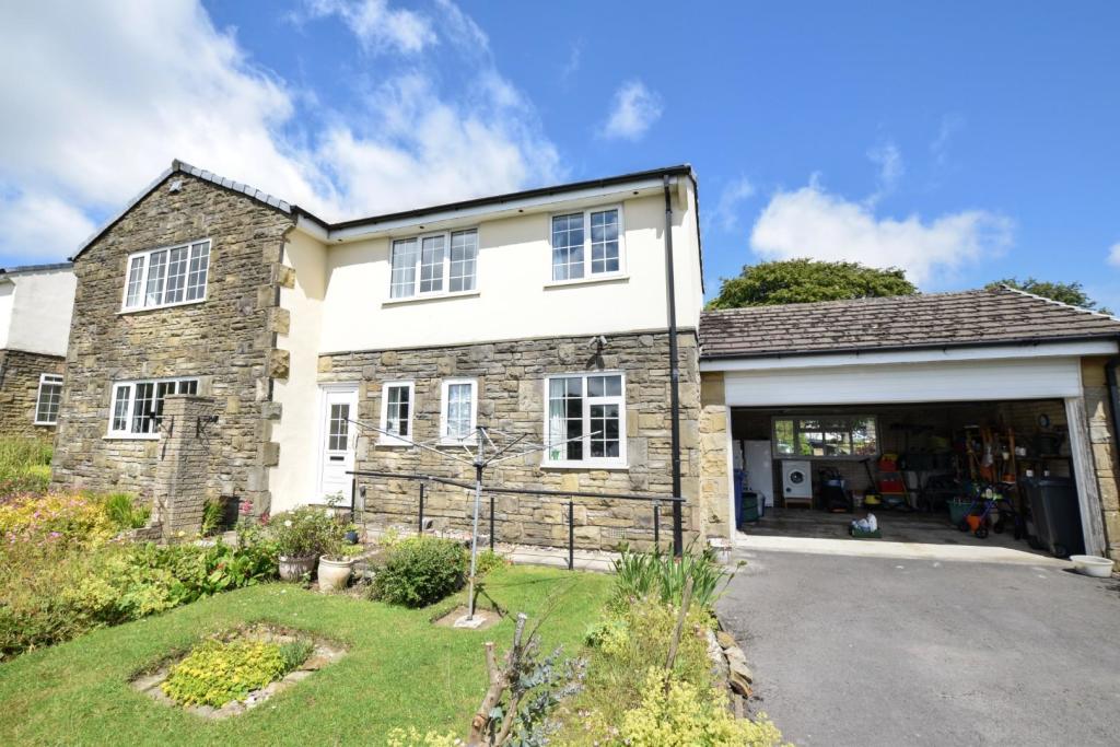 4 bedroom detached house for sale in Pendle Fields, Fence, Burnley, BB12