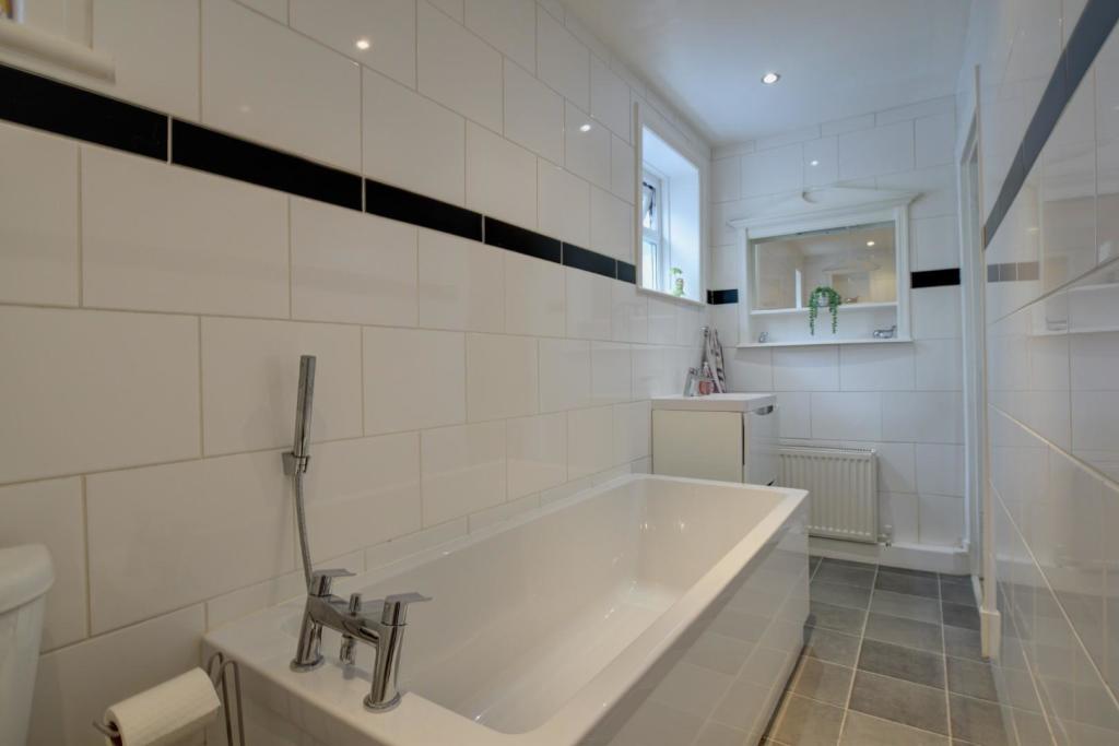 2 bedroom cottage for sale in Gisburn Road, Barrowford, BB9