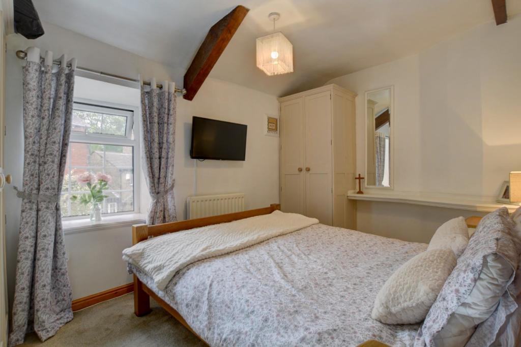 2 bedroom cottage for sale in Gisburn Road, Barrowford, BB9