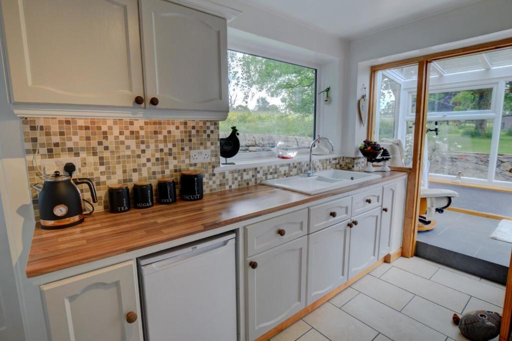 2 bedroom cottage for sale in Gisburn Road, Barrowford, BB9