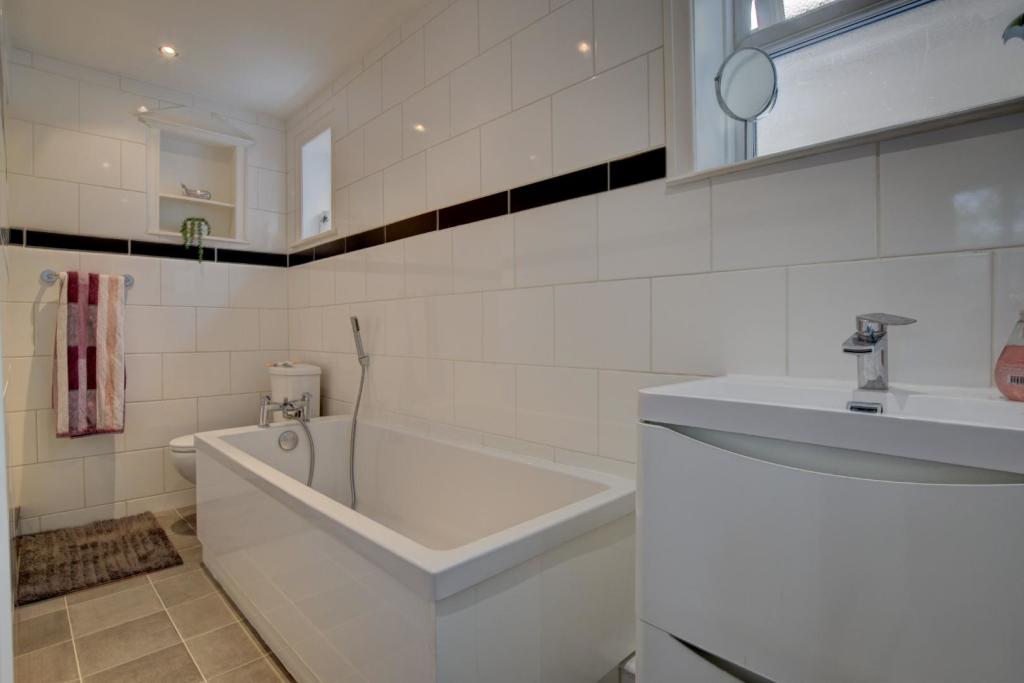 2 bedroom cottage for sale in Gisburn Road, Barrowford, BB9