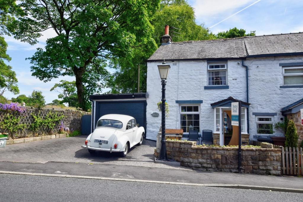 2 bedroom cottage for sale in Gisburn Road, Barrowford, BB9