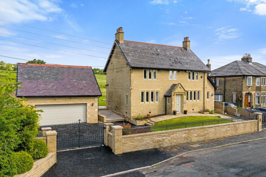 4 bedroom detached house for sale in Wheatley Lane Road, Fence, BB12