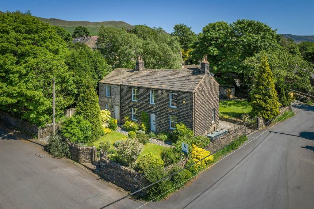 4 bedroom detached house for sale in Boarshurst, Greenfield