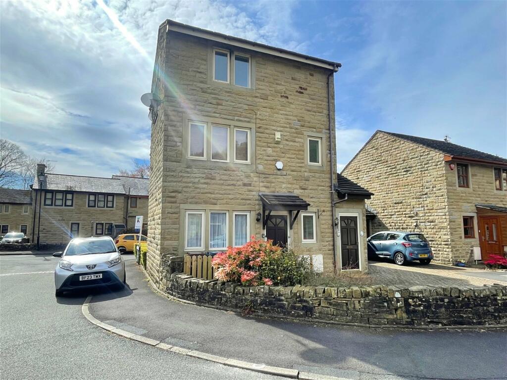 2 bedroom ground floor flat for sale in Pickmere Mews, Uppermill