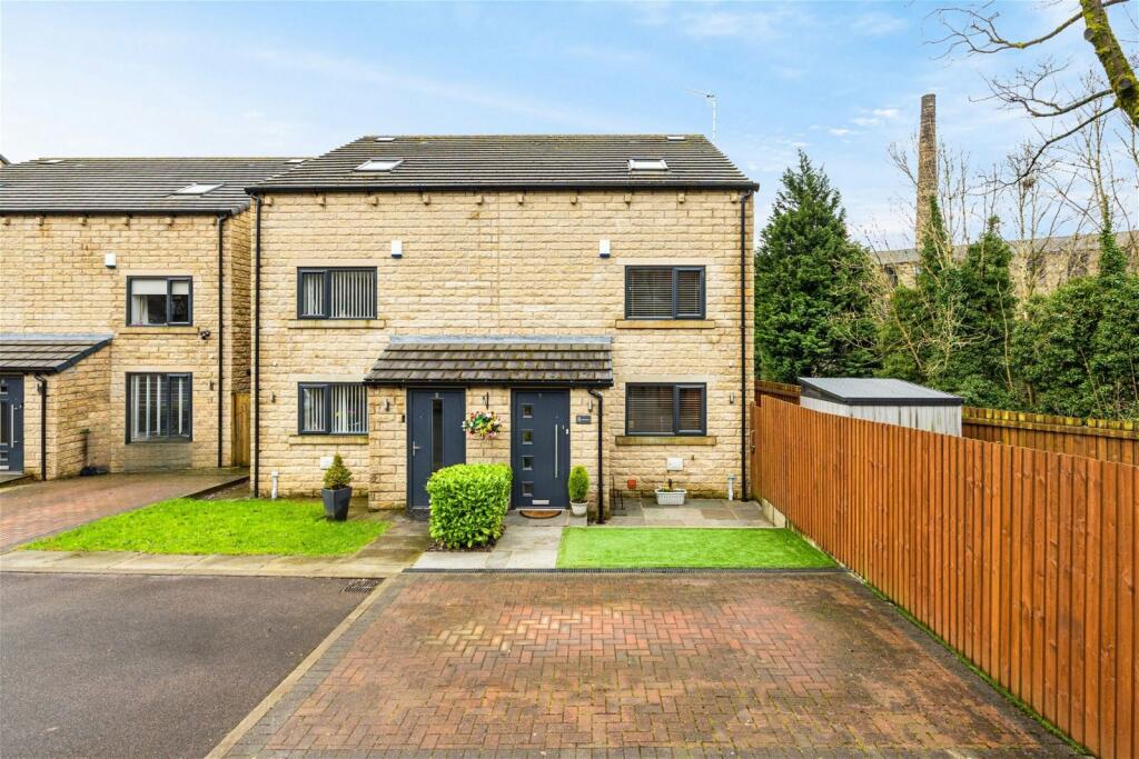 4 bedroom semidetached house for sale in Woodend Manor, Manchester