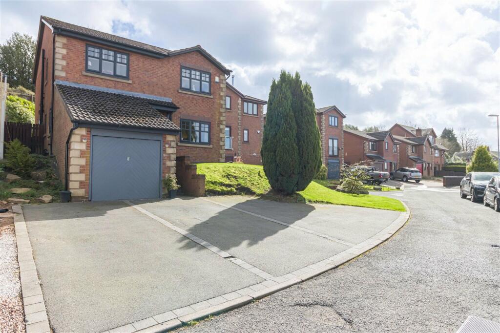 4 bedroom detached house for sale in Alderwood Fold, Lees, Oldham, OL4
