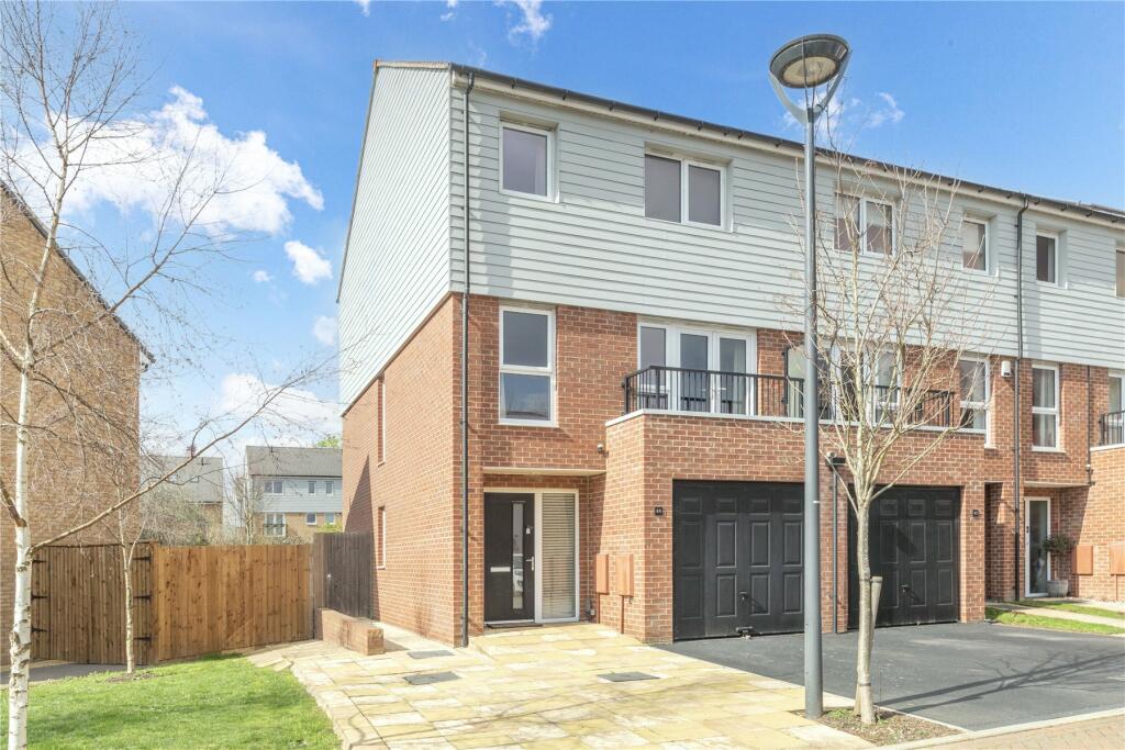 4 bedroom house for sale in Hawker Drive, Addlestone, Surrey, KT15