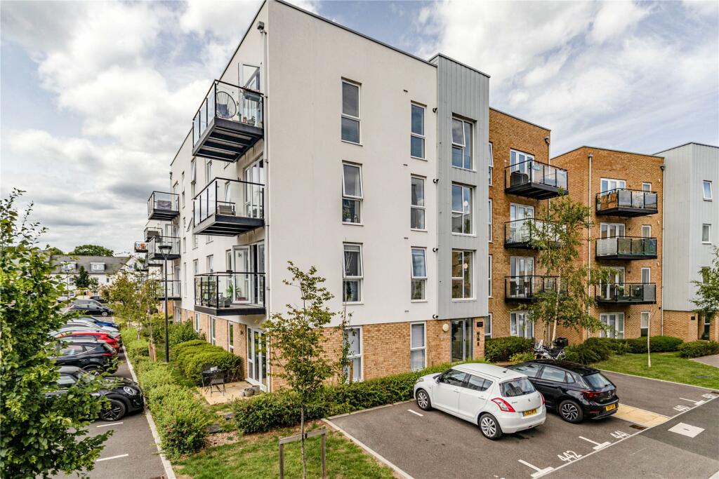2 bedroom flat for sale in Addlestone, Surrey, KT15