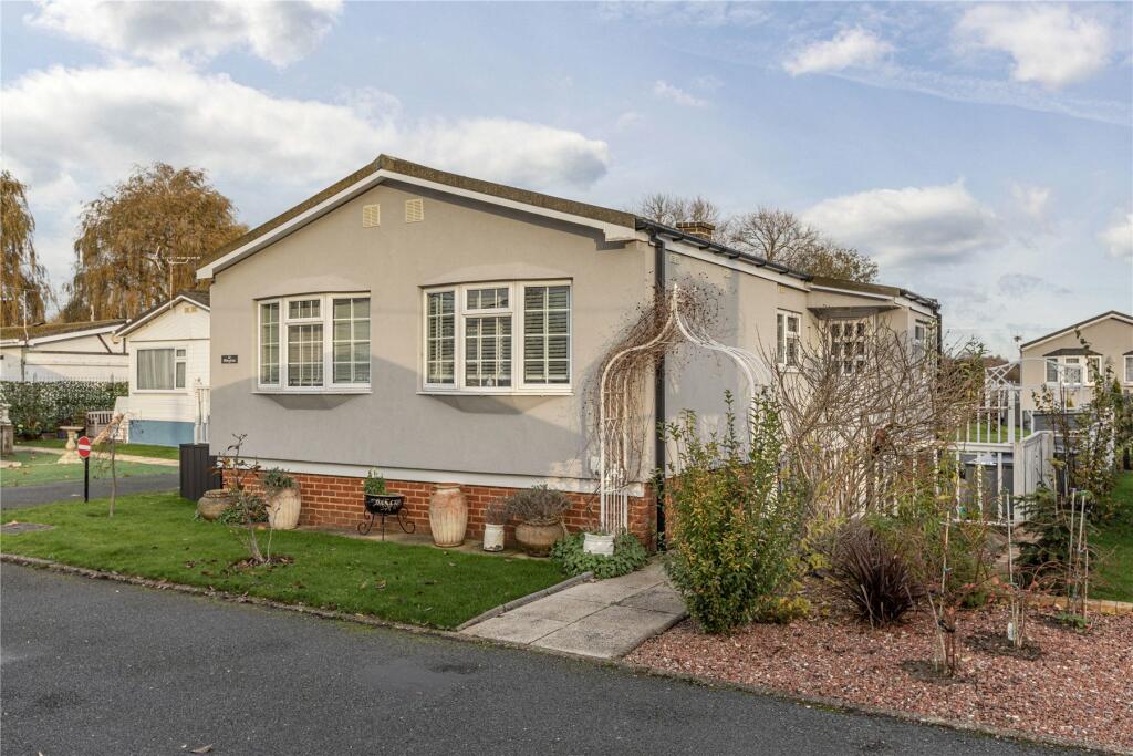 2 bedroom bungalow for sale in Abbeyfields, Thameside, Chertsey, Surrey