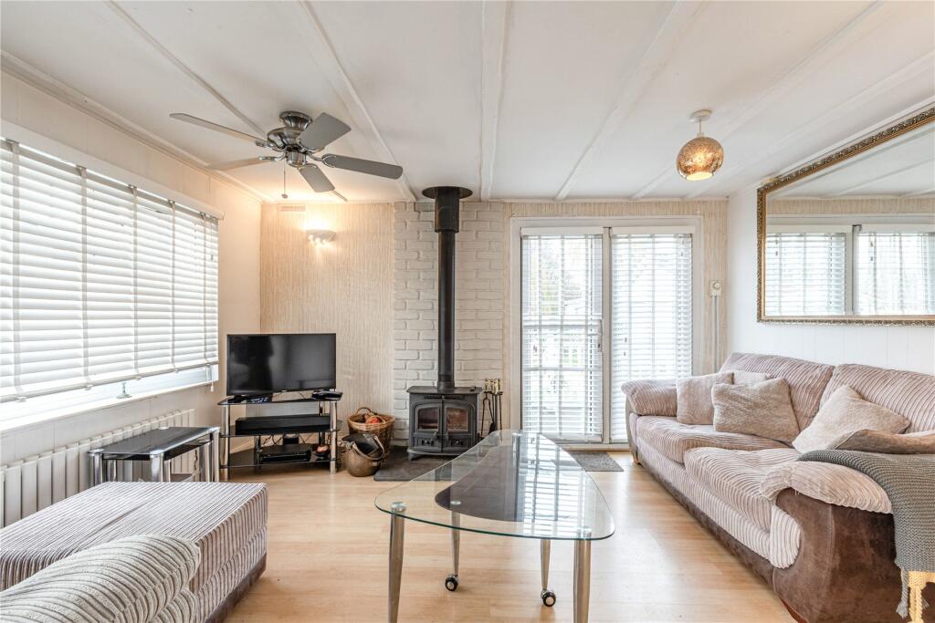 2 bedroom detached house for sale in Abbeyfields, Thameside, Chertsey