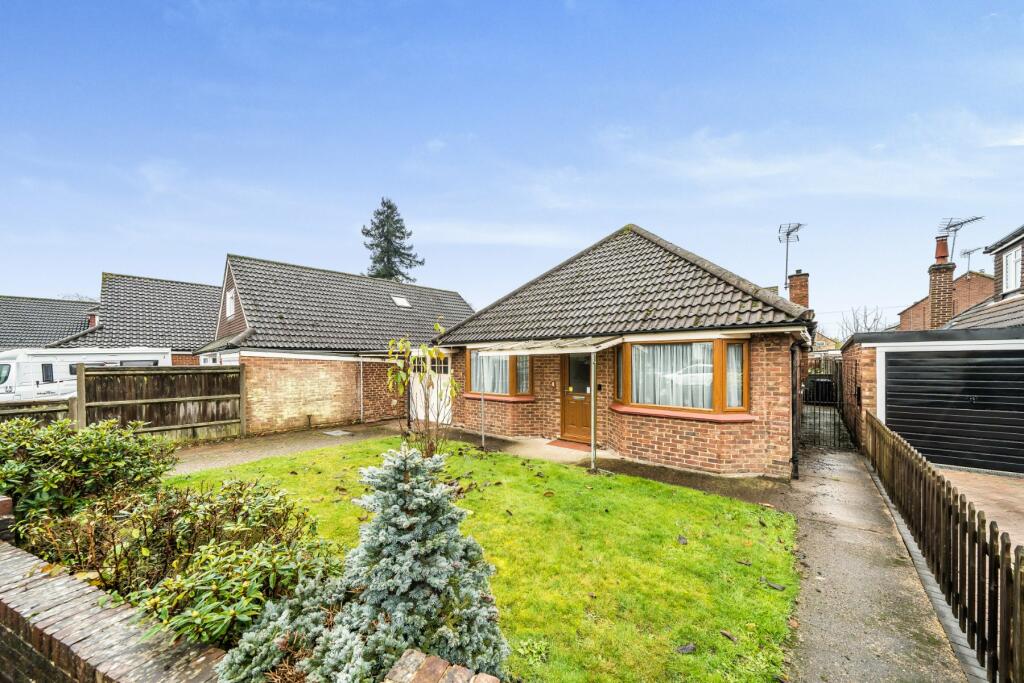 3 bedroom bungalow for sale in Hatch Close, Addlestone, Surrey, KT15