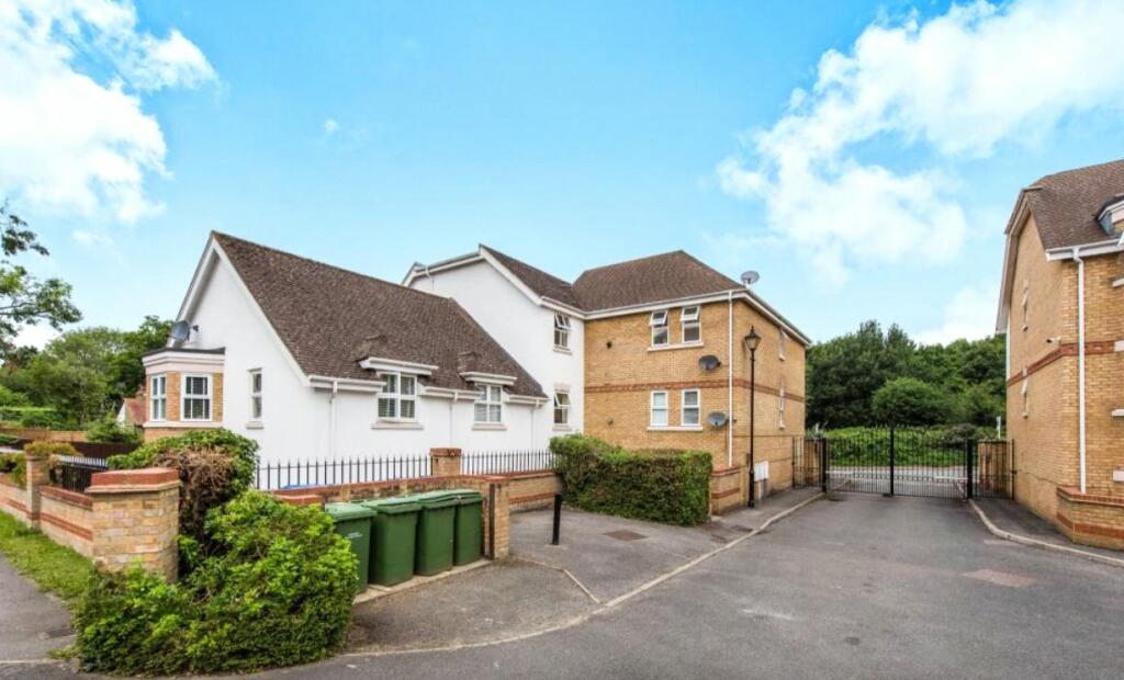 2 bedroom flat for sale in Lyster Mews, Cobham, Surrey, KT11