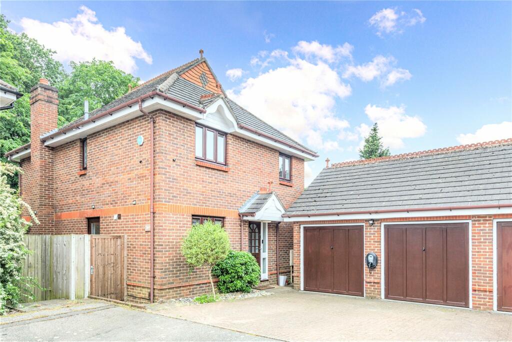 4 bedroom detached house for sale in Sumner Place, Addlestone, Surrey, KT15