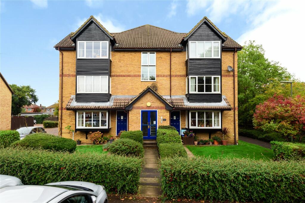 Studio flat for sale in Monks Crescent, Addlestone, Surrey, KT15