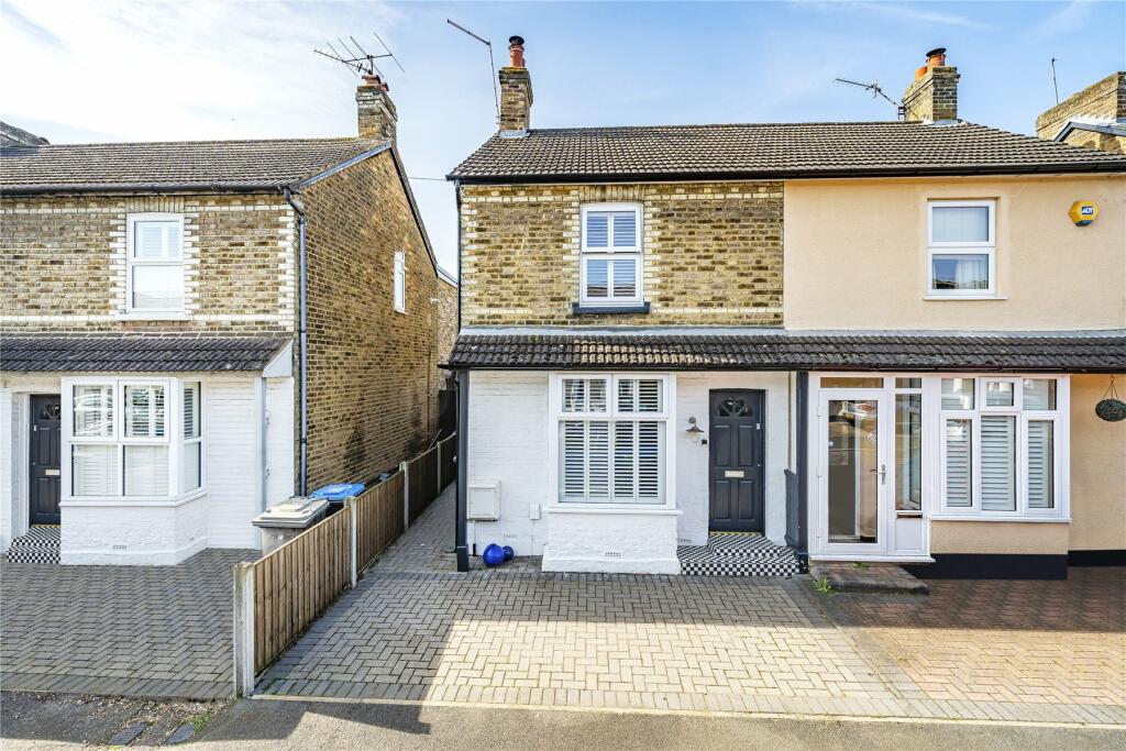 2 bedroom house for sale in Chapel Grove, Addlestone, Surrey, KT15