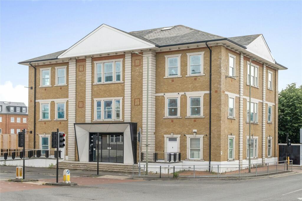 1 bedroom flat for sale in Abbots Way, Chertsey, Surrey, KT16