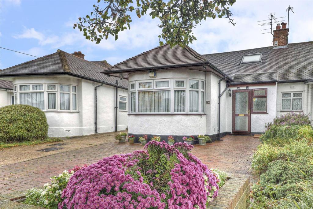 3 bedroom semidetached bungalow for sale in Pavilion Way, Ruislip, HA4