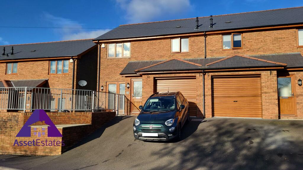 3 bedroom semidetached house for sale in Rhes Yr Ysgol, Cwmcelyn Road