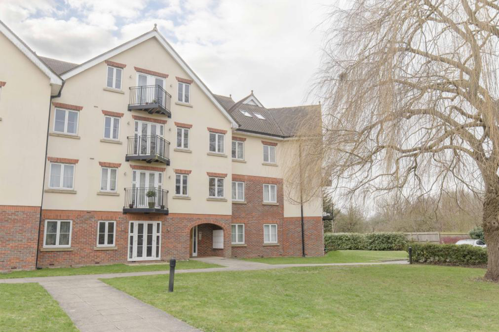 3 bedroom apartment for sale in Datchet Road, Slough, Berkshire, SL3
