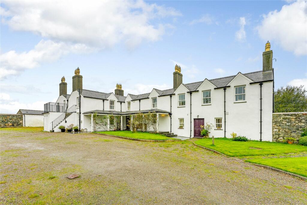 6 bedroom detached house for sale in Holyhead, Isle of Anglesey, LL65